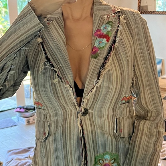 Adorable Aziz Embroidered Striped Blazer button needs a lil’ stitcheroo - Picture 2 of 14